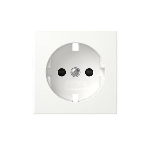 Europäische Elektro-Wandsteckdose mit zwei runden Löchern und einem Schutzerde-Kontakt auf einer weißen quadratischen Abdeckplatte.