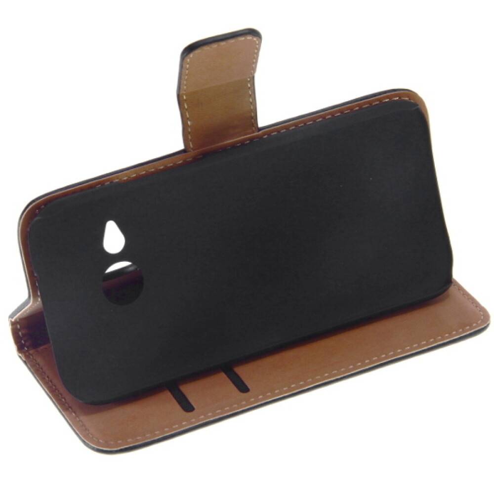 Schwarzes Smartphone in einer braunen Leder-Flipcase, die offen steht und die hinteren Aussparungen und Kartensteckplätze im Inneren der Schutzhülle zeigt.