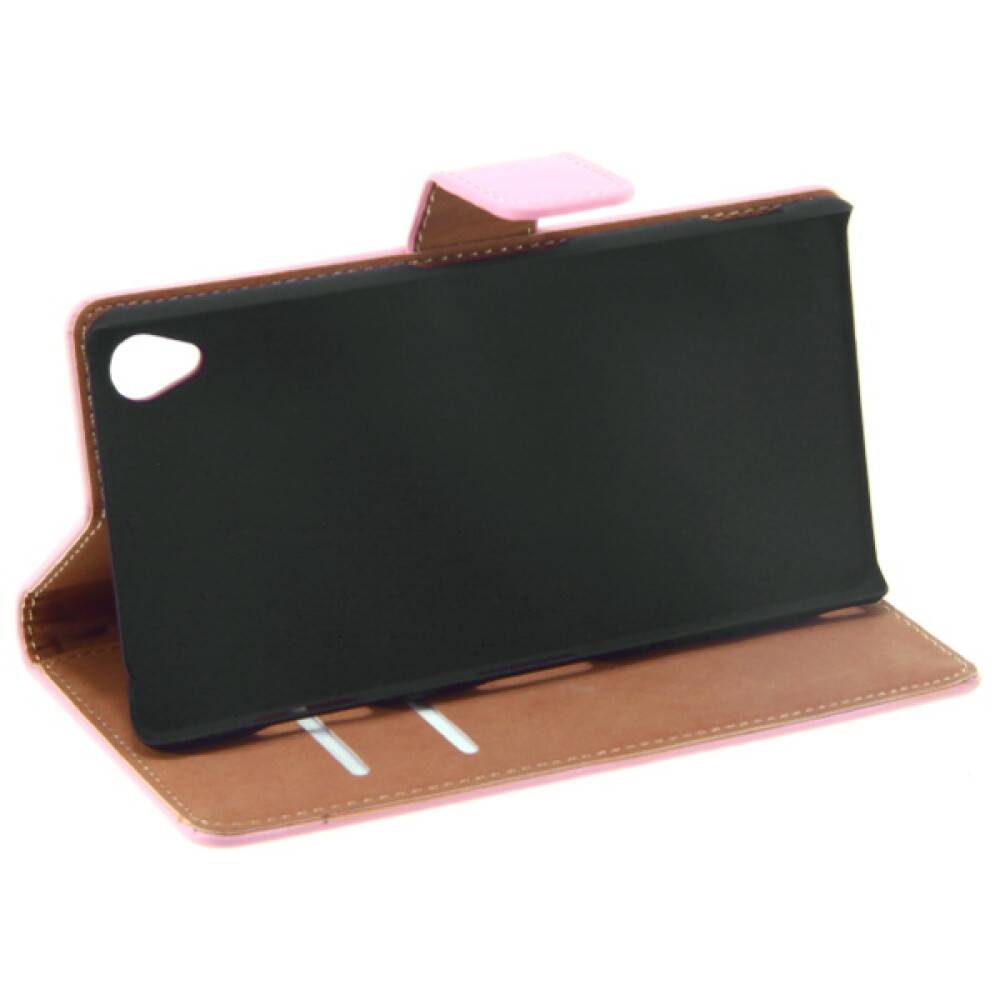 Schwarzes Tablet in einer braunen Klappschutzhülle mit Ständer, offen auf weißem Hintergrund dargestellt.