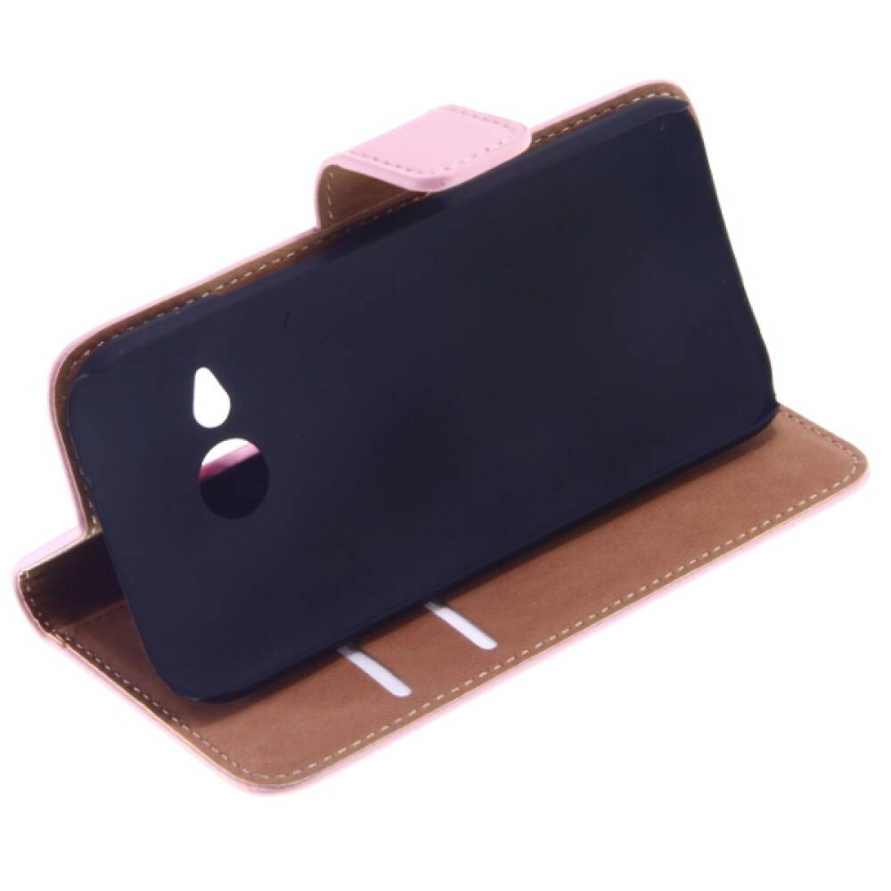 Schwarzes Smartphone in einer braunen Klappschutzhülle mit rosa Riemen, offen aufgestellt, um die Rückseite des Telefons zu zeigen.