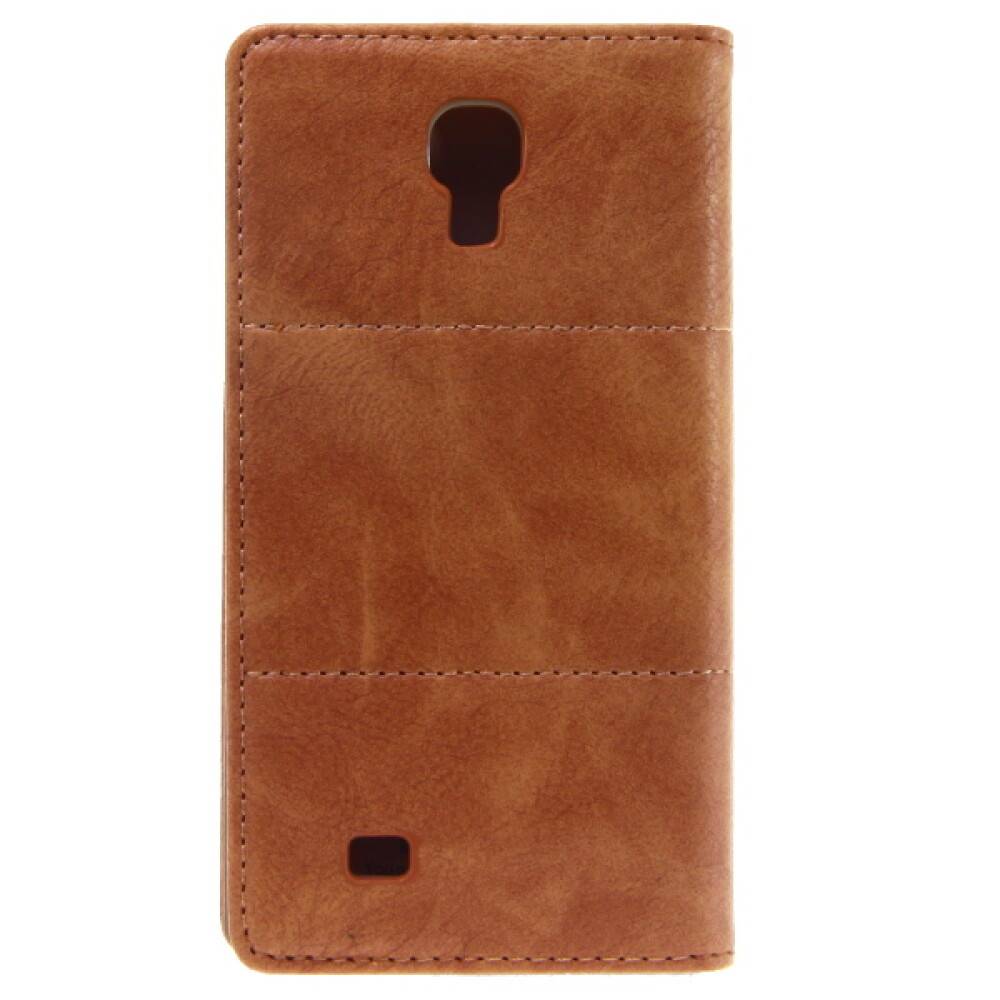 Eine braune Lederschutzhülle für ein Smartphone, senkrecht ausgerichtet, mit sichtbaren Nähten und einer Kameraaussparung oben.