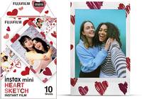 Fujifilm Instax Mini Heart Sketch Sofortbildfilm-Pack neben einem Beispieldruckfoto mit rotem Herzrand dargestellt.