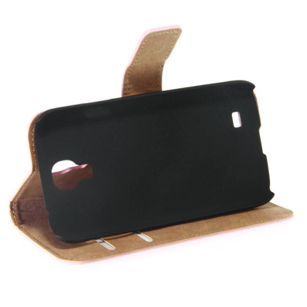 Schwarzes Smartphone in einer beige Folio-Schutzhülle, geöffnet mit vorderer Klappe, die dahinter auf weißem Hintergrund aufgestellt ist.