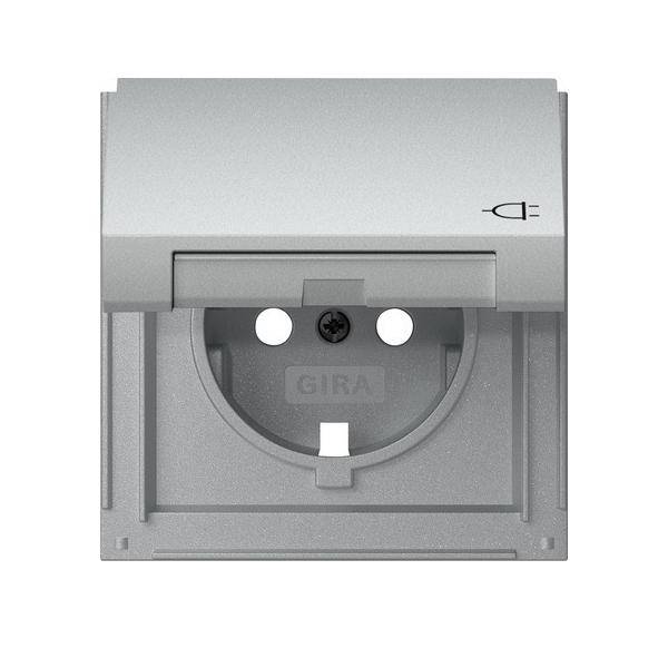 Eine geschlossene silberne Steckdosenabdeckung mit Stecker-Symbol, ausgestattet mit einer Schutzklappe zum Schutz der Steckdose in Außenbereichen.