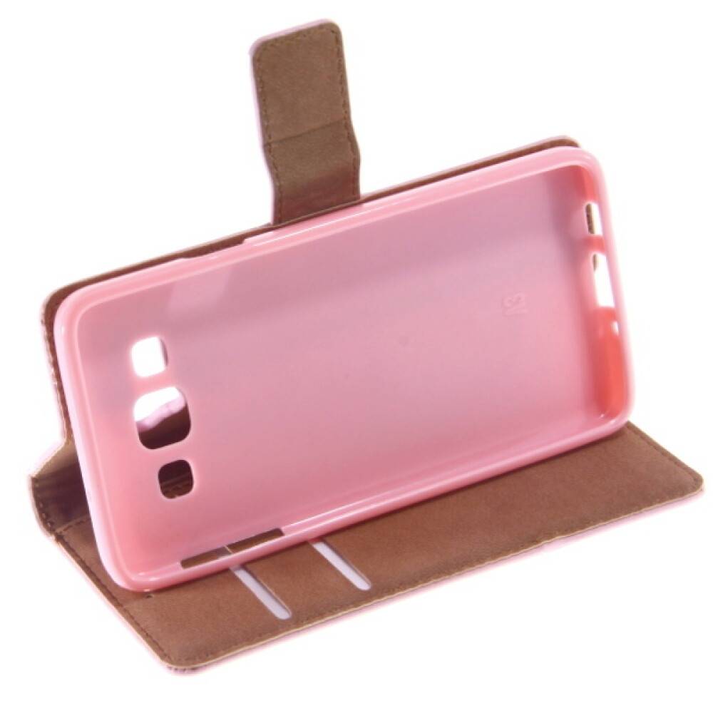 Rosa Smartphone-Hülle in einem braunen Folio-Ständer, geöffnet mit Kamera- und Anschlussausschnitten.
