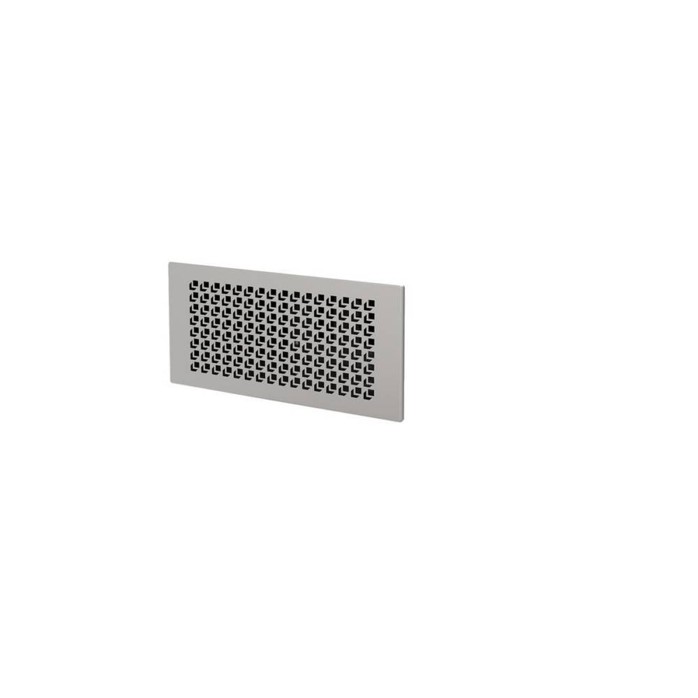 Rechteckiges graues Metallbelüftungsgitter mit vielen kleinen quadratischen Perforationen, isoliert auf weißem Hintergrund dargestellt.