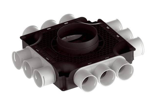 Eine schwarze und weiße Mehrfach-Luftverteilbox für ein Belüftungssystem mit mehreren Rohranschlüssen an den Seiten.