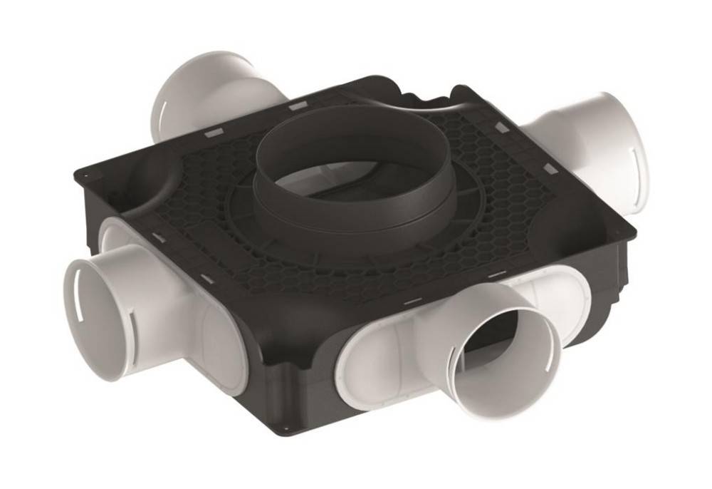 Ein Vier-Wege-Rohranschluss mit einer zentralen Öffnung, der eine schwarze gitterartige Oberfläche an der Oberseite aufweist und von vier weißen zylindrischen Ausgängen umgeben ist.