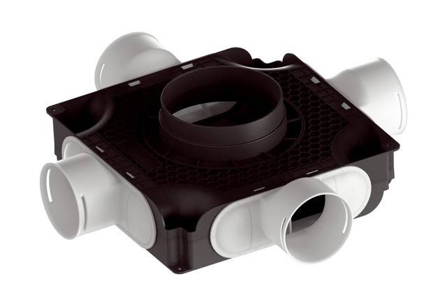 Ein schwarzweißes Lüftungssystem-Verteilerelement mit mehreren zylindrischen Rohrleitungen, die hervorstehen und für die Verbindung von Luftströmungskanälen konzipiert sind.