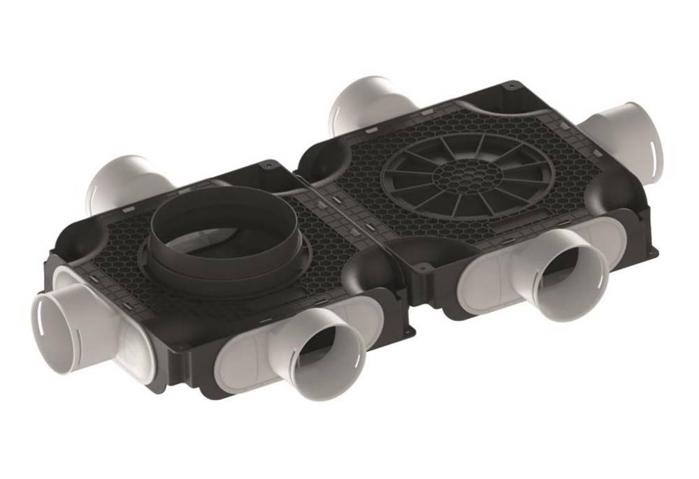 Eine schwarze Plastik-Luftkanaljunction-Box mit mehreren weißen zylindrischen Öffnungen, konzipiert für den Anschluss von Lüftungsrohren in HVAC-Systemen.