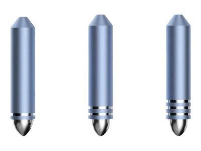 Drei metallische kugelförmige Projektile nebeneinander dargestellt, die unterschiedliche Platzierungen von Flossen oder Ringbändern in der Nähe der Basis zeigen.