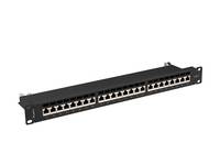 Schwarzer 24-Port-Ethernet-Netzwerk-Switch-Patchpanel, rack-montiert auf weißem Hintergrund.