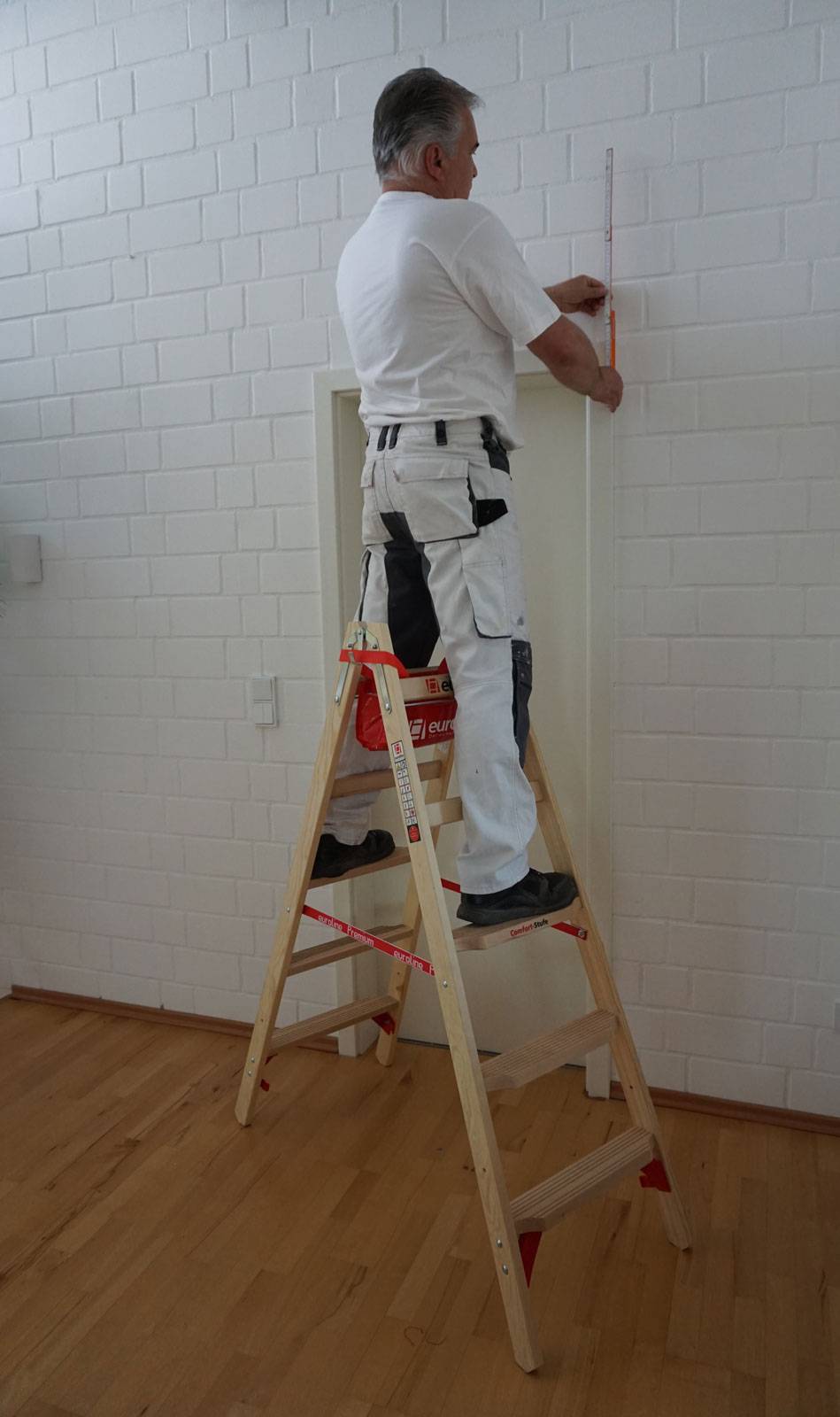 Euroline Holz Stufenstehleiter mit Comfort-Stufen mit Werkzeugablage 2x6 Stufen