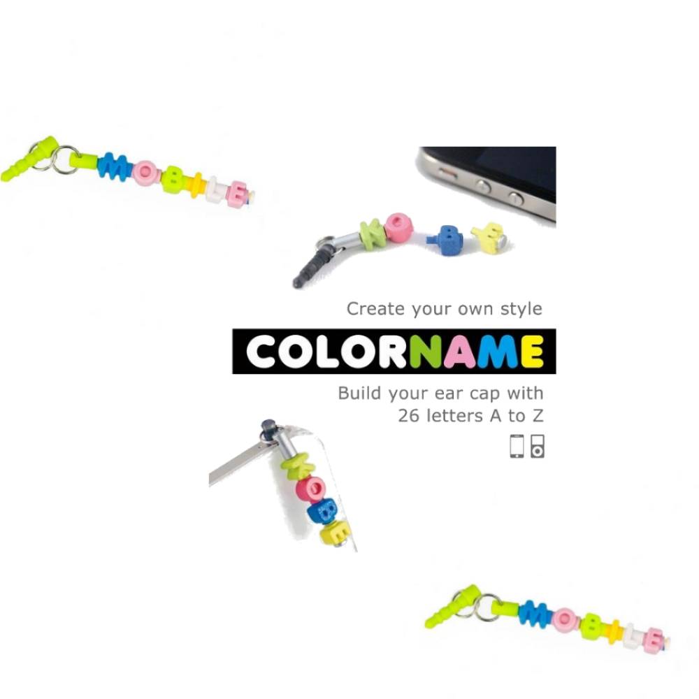 Werbebild für COLORNAME Ohrkappen-Charms mit farbenfrohen Buchstabenkugeln, die an Telefon-Accessoires befestigt sind, mit dem Text „Schaffe deinen eigenen Stil