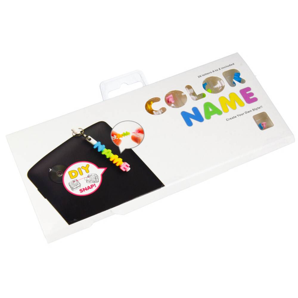 Verpackung für ein farbenfrohe „COLOR NAME" DIY-Namensbrett-Set, gezeigt in einer weißen Box mit einem schwarzen Musterbeutel und hängenden Buchstabencharms.