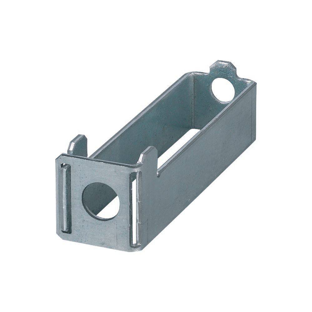 Eine Metallhalterung, die von einem Winkel aus gezeigt wird, mit rechteckiger Form und Löchern an jeder Seite, die häufig bei Bau- oder Montageanwendungen verwendet wird.