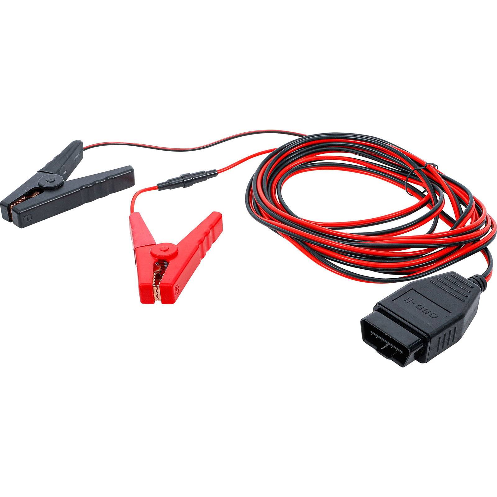 Ein Paar Starterkabel in Schwarz und Rot mit Klemmen an einem Ende und einem Diagnosestecker am anderen Ende, verwendet für automotive Diagnosen.