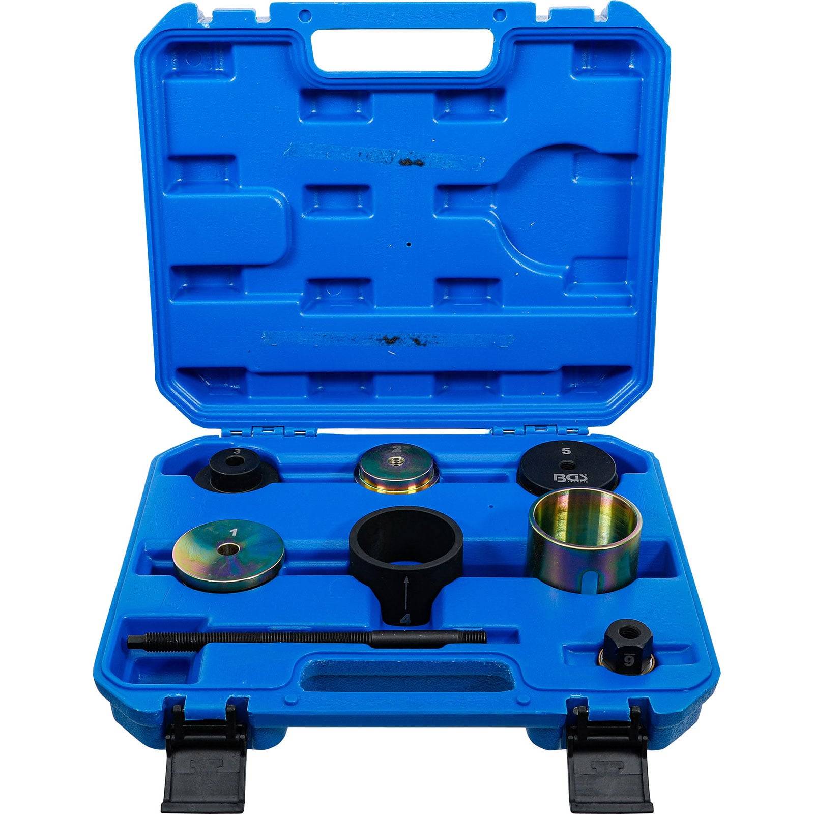 Eine offene blaue Werkzeugkiste mit verschiedenen Metallwerkzeugen für Kraftfahrzeuge, darunter Steckschlüssel und ein Abzieher, angeordnet in einer geformten Innenseite.