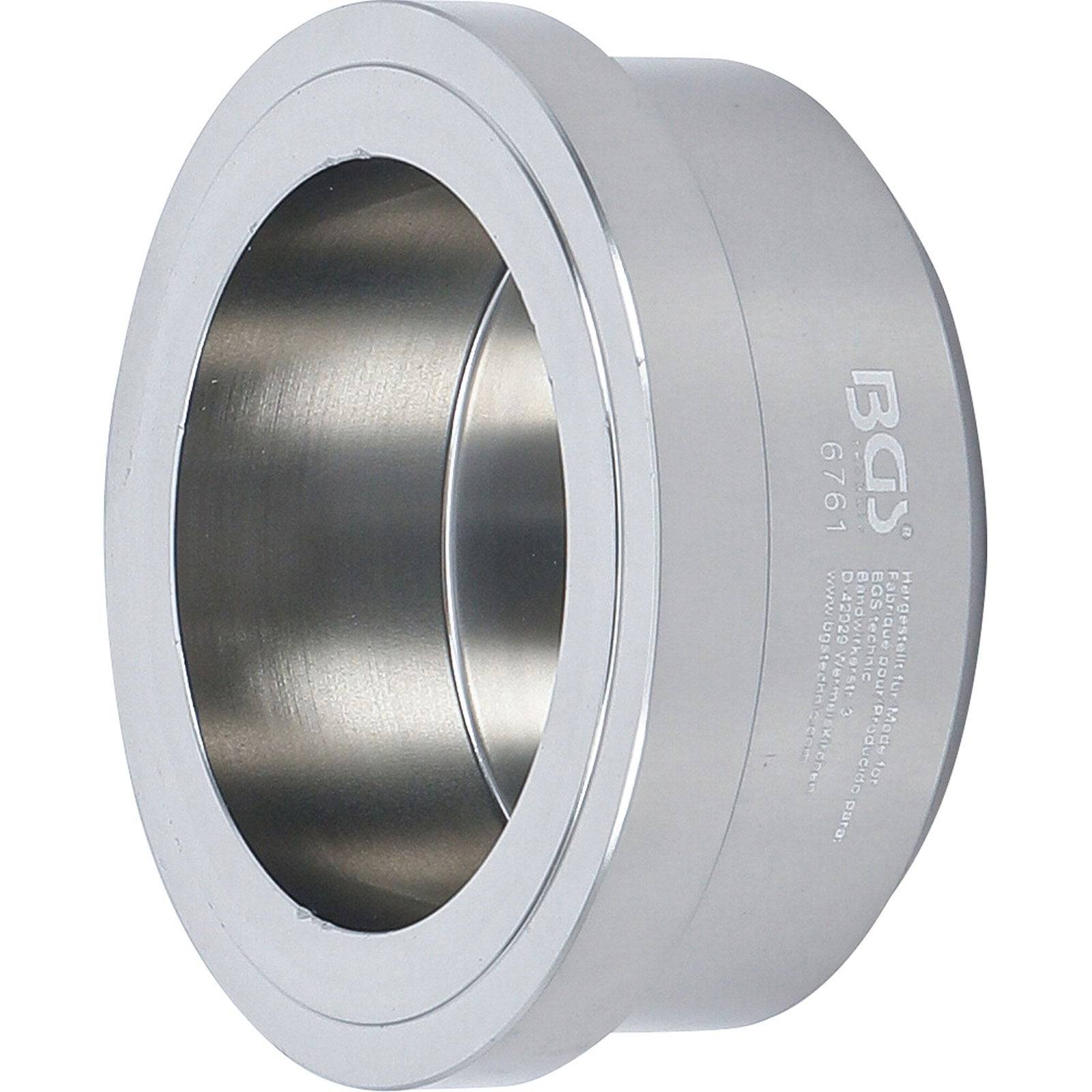 Ein glänzender, zylindrischer Metallring mit einer breiten, glatten Bohrung. Die Außenfläche ist mit dem Text 'BGS 6761' graviert.