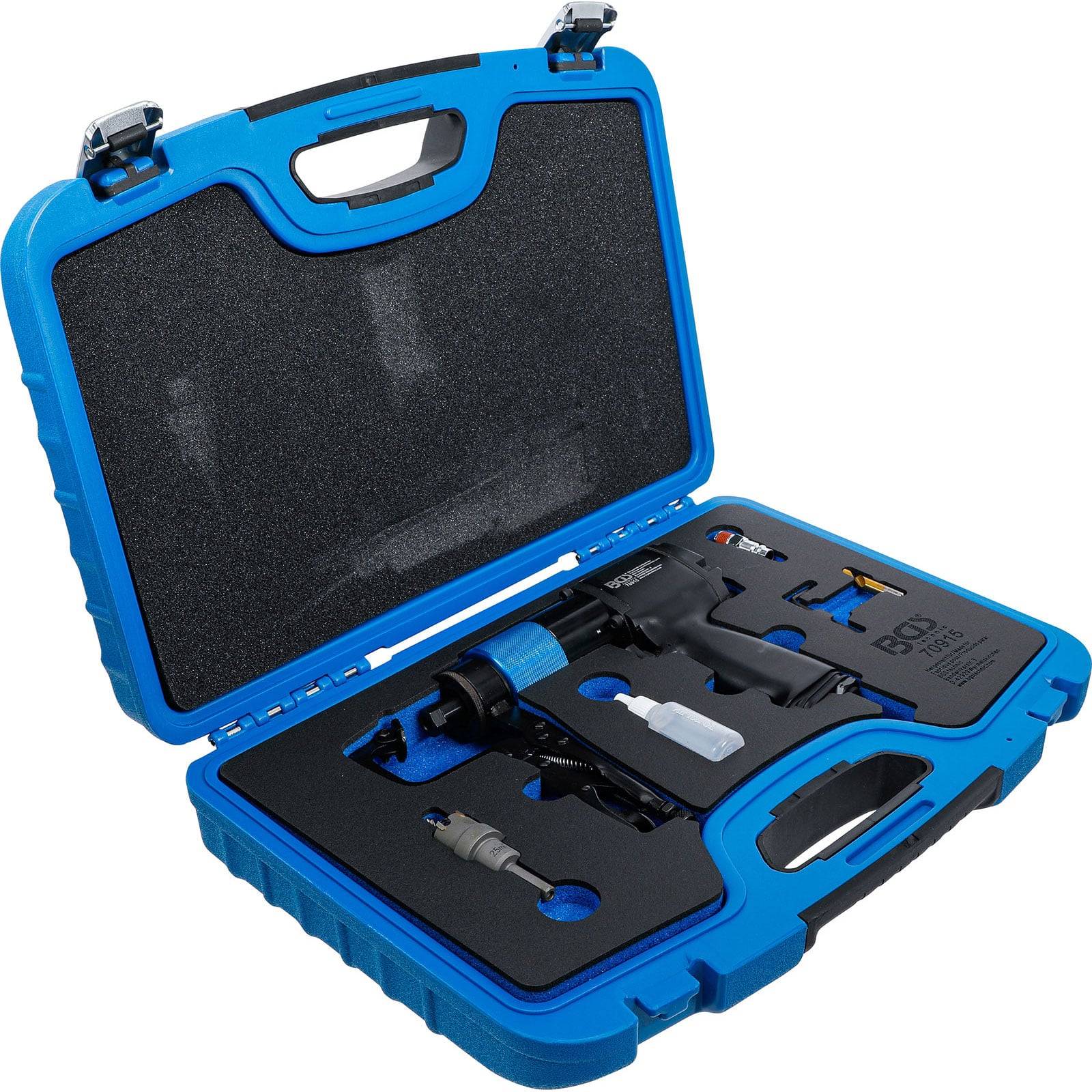 Blauer Transportkoffer geöffnet, der eine Werkzeugausrüstung offenbart, einschließlich eines kabellosen Akkuschraubers, Akku, Ladegerät und verschiedener sorgfältig angeordneter Bohrer.