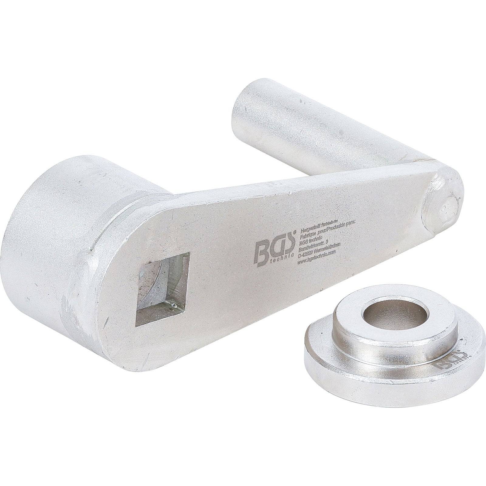 Ein metallisches Werkzeug mit einer abgewinkelten Konstruktion, das an einem Ende einen hohlen Quadratausschnitt und daneben eine kreisförmige Befestigung aufweist. Wird für mechanische Arbeiten verwendet.