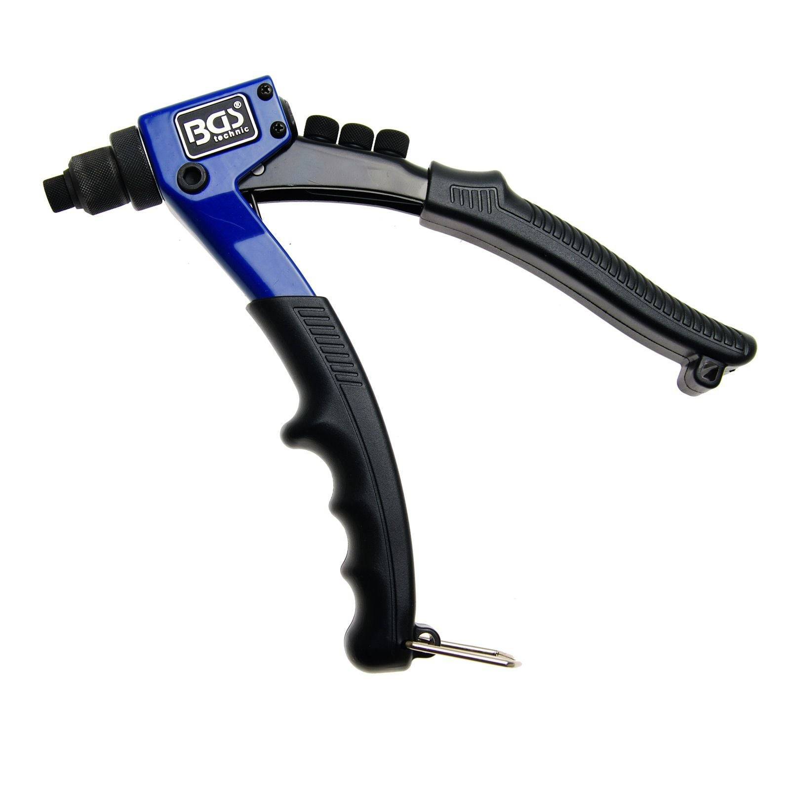 Eine blaue und schwarze Nietklammermaschine mit einem strukturierten Griff, auf dem seitlich ein Markenlogo angebracht ist.