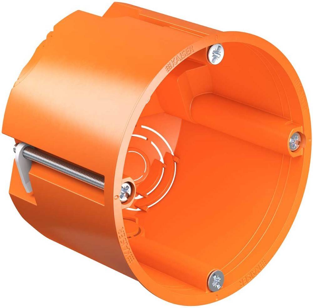 Orangefarbene elektrische Wanddose mit Schrauben und Kabeleinführungspunkten, verwendet zur Installation von Steckdosen oder Schaltern in Wänden.