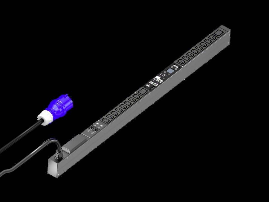 Eine Stromverteilungseinheit mit mehreren Anschlüssen und einem blauen Verbindungskabel, entwickelt für effizientes Strommanagement in Rechenzentren.