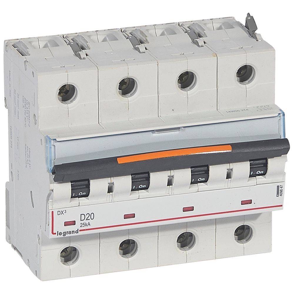 Ein weißer elektrischer Sicherungsautomat mit vier Schaltern, beschriftet mit 'D20', '25A' und 'legrand'.