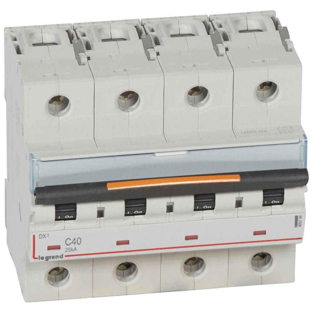 Ein vierpöliger C40 25A Leitungsschutzschalter mit Ein-/Ausschaltern, verwendet für elektrische Sicherheit durch Unterbrechung des Stromflusses in Stromkreisen.