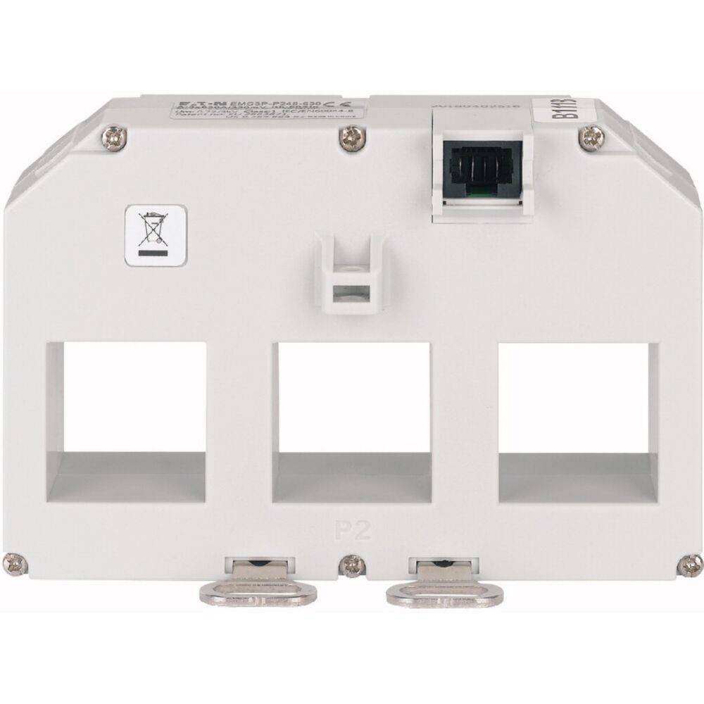 Ein weißes elektrisches Gerät mit einem Dreifach-Eingang, einem kleinen schwarzen Anschluss sowie Symbolen für elektronisches Recycling und Modellspezifikationen.