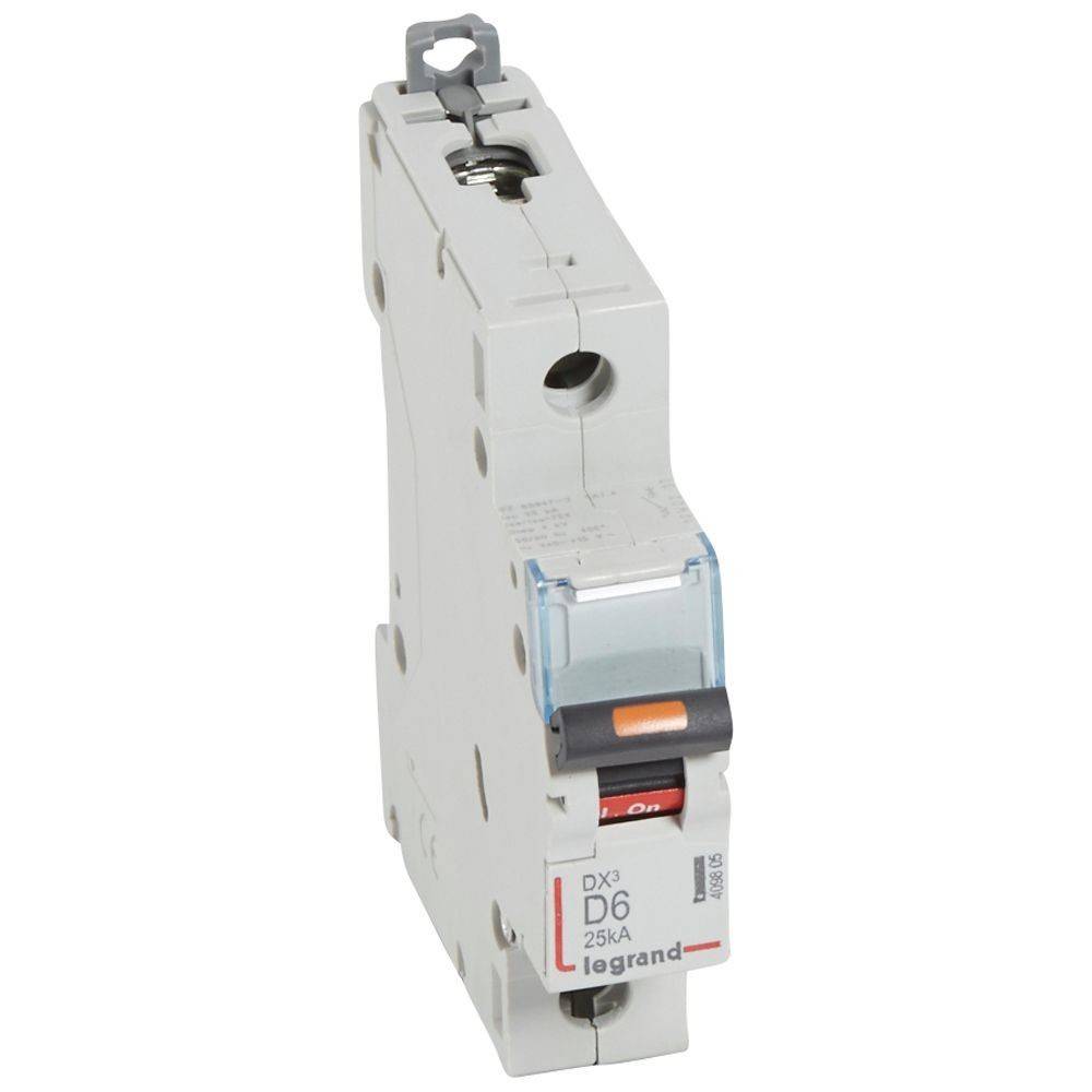 Ein weißer Legrand-Leitungsschalter, Modell 'DX³ D6 25kA', von der Seite gezeigt. Er zeigt eine 'EIN'-Position, die auf einem schwarz-roten Schalter markiert ist.