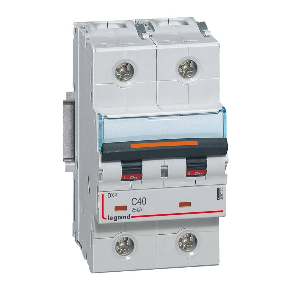 Ein weißer elektrischer Leitungsschutzschalter mit den Beschriftungen 'C40' und '25 kA' ist abgebildet, der für die Steuerung des Elektrizitätsflusses in einem System ausgelegt ist.