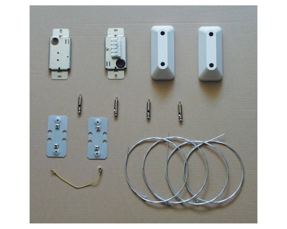 Sicherheitssystem-Montageset mit verschiedenen Metallhalterungen, Kabeln und Steckverbindern auf einer flachen Oberfläche angeordnet.