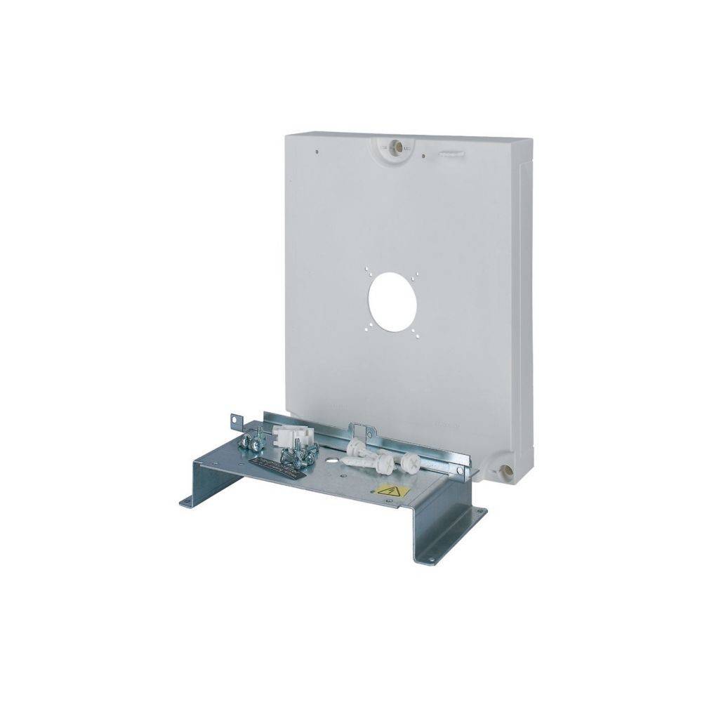 Ein an der Wand montiertes Kesselpanel mit sichtbaren Rohrleitungen und mechanischen Komponenten, ausgelegt für Heizungssysteme in Wohn- oder Gewerbegebäuden.