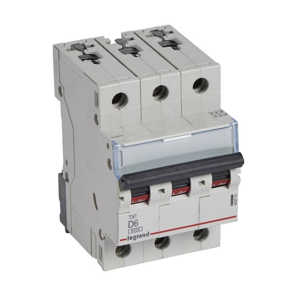 Ein dreipoliger Leistungsschalter mit Kippschaltern in der 'Ein'-Position, Modell 'D6' von 'Legrand', konzipiert für elektrische Sicherheit.