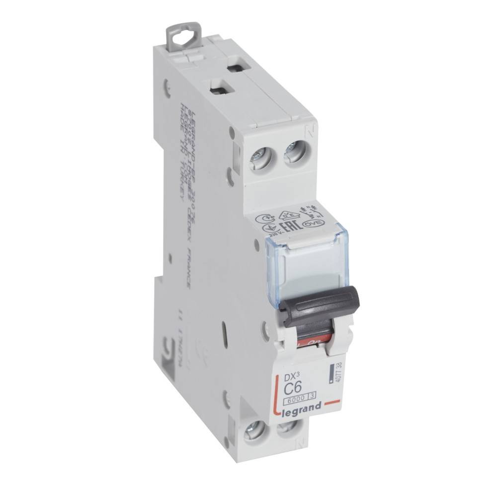 Ein Sicherungsautomat mit der Bezeichnung 'Legrand DX3 C6' mit einem Kippschalter. Wird zur elektrischen Sicherheit verwendet, um den Stromfluss zu unterbrechen.