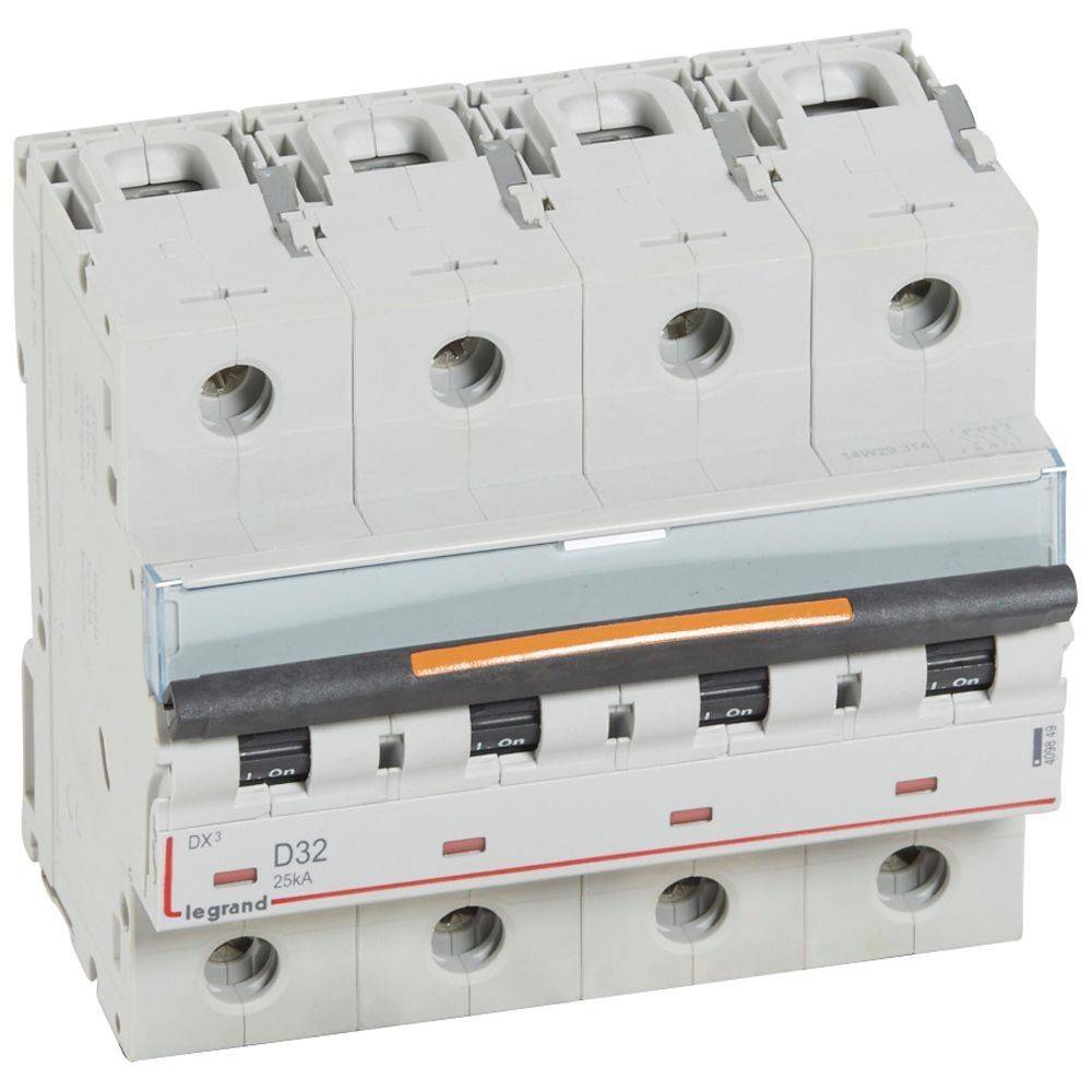 Ein vierpoliger Leistungsschalter von Legrand mit der Bezeichnung D32 25 kA mit Kippschaltern, verwendet für den elektrischen Leitungsschutz.