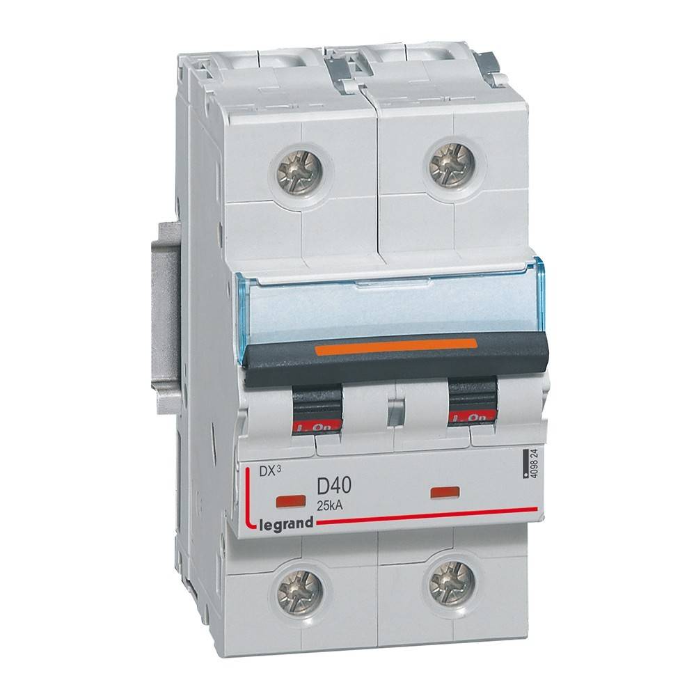 Ein weißer, zweipoliger Leitungsschutzschalter mit einer Nennstromstärke von 25A, auf dem die Marke 'Legrand' eingeprägt ist. Verwendet zur elektrischen Stromkreisabsicherung.