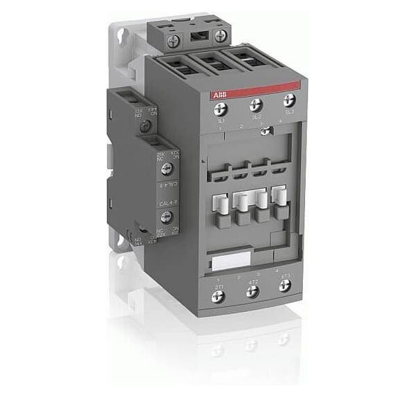 Ein industrieller elektrischer Schütz mit Markenlogogravur, ausgestattet mit Klemmverbindern und Indikatormarkierungen für Steuer- und Stromkreise.