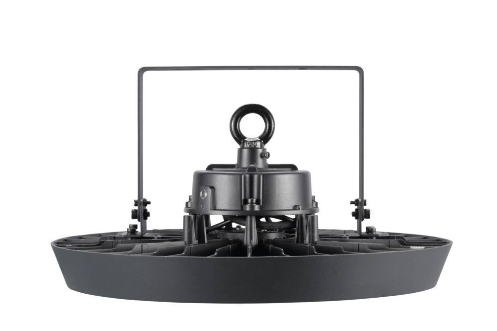 Industrielle LED-Hallenleuchte mit kreisförmigem Design und Metallgehäuse, von der Seite gezeigt, die ihre robuste Konstruktion hervorhebt.