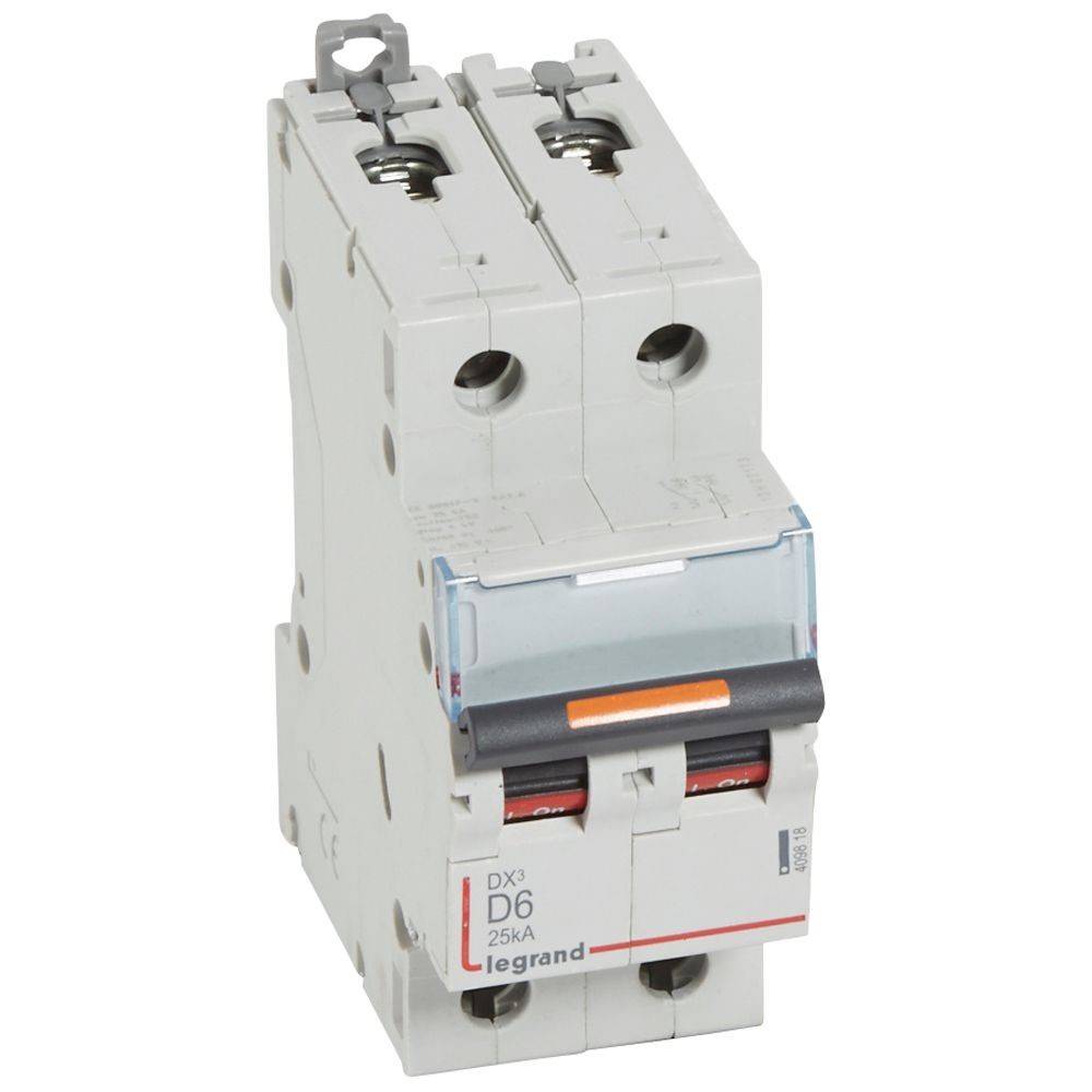 Ein Zweipolen-Leistungsschalter mit weißem Gehäuse, gekennzeichnet mit 'D6' und '25kA'. Er ist für elektrische Sicherheit und Schutz konzipiert.