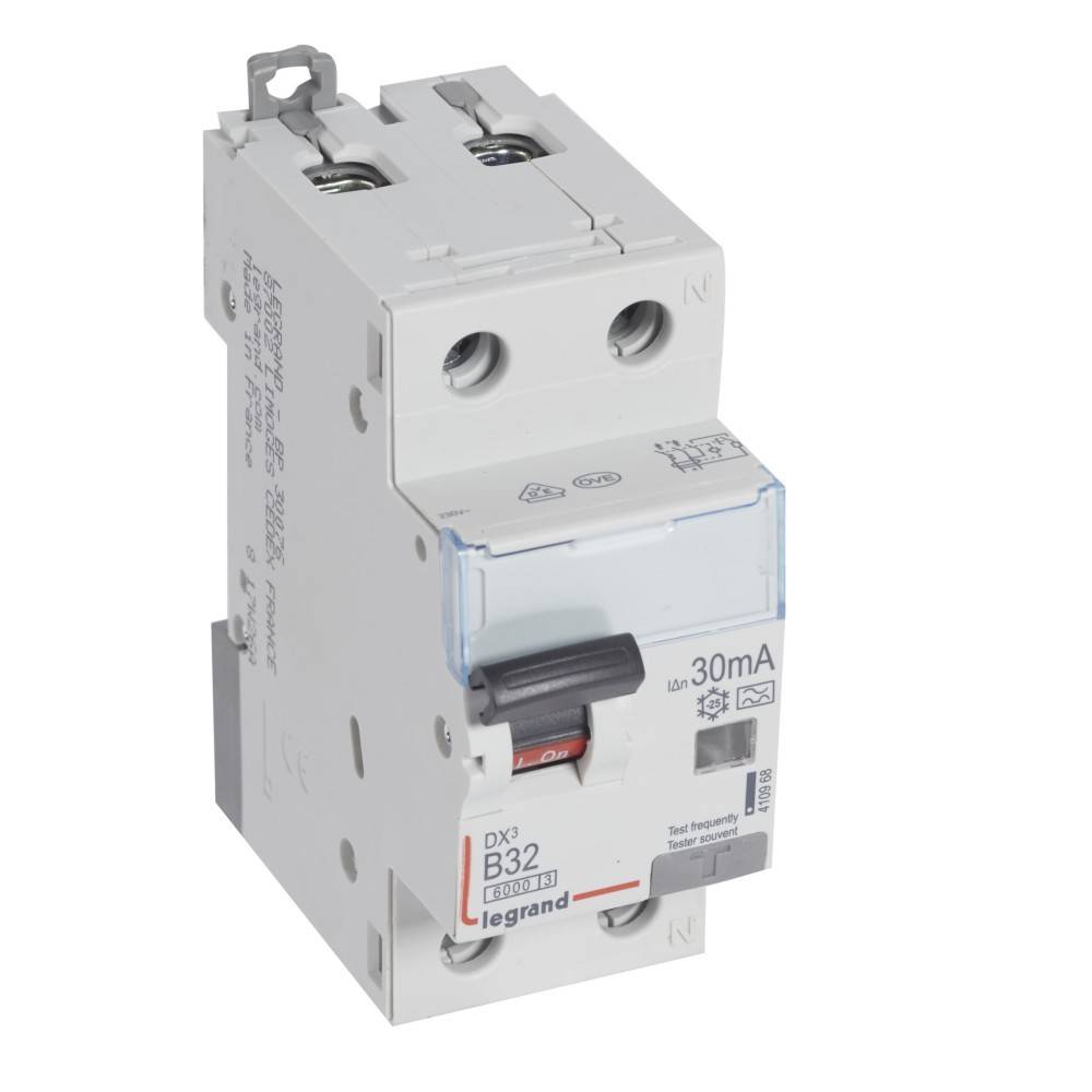 Legrand DX3 B32 Fehlerstromschutzschalter, 30mA Auslösesensitivität, mit zwei Anschlüssen, verwendet für elektrische Sicherheit und Schutz.