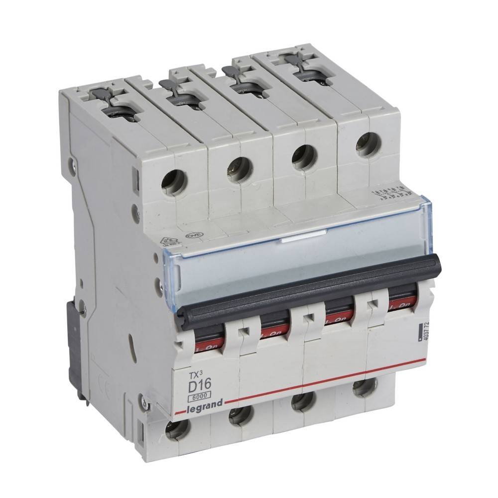 Ein Vier-Polen-Leistungsschalter mit Schalter, mit der Bezeichnung 'D16', der für die elektrische Sicherheit konzipiert ist, um Stromkreise vor Überlastung und Kurzschluss zu schützen.