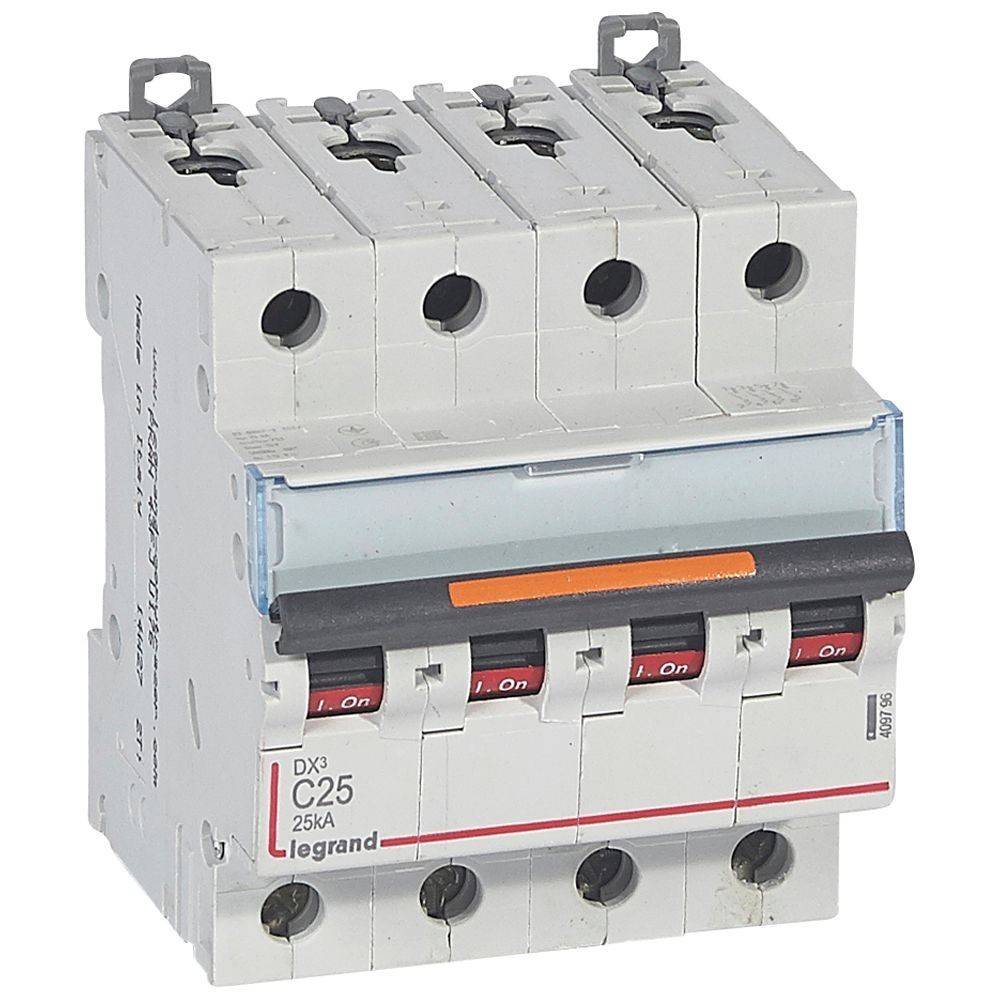 Ein elektrischer Leitungsschutzschalter mit vier Schaltern, gekennzeichnet mit 'C25' und 'Legrand', verwendet zur Steuerung und zum Schutz elektrischer Stromkreise.
