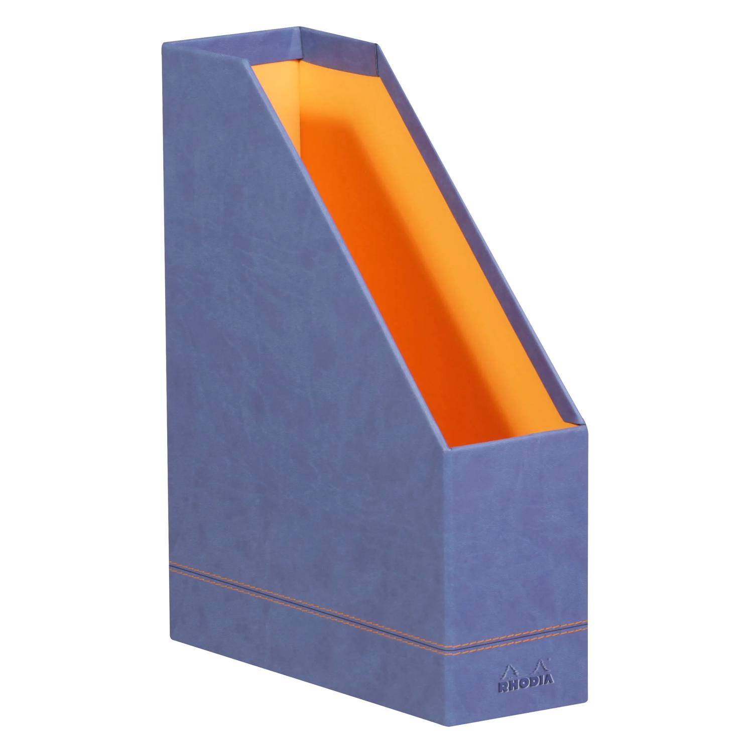 Blauer vertikaler Dateiorganizer mit orangefarbenem Inneren, fotografiert auf weißem Hintergrund.