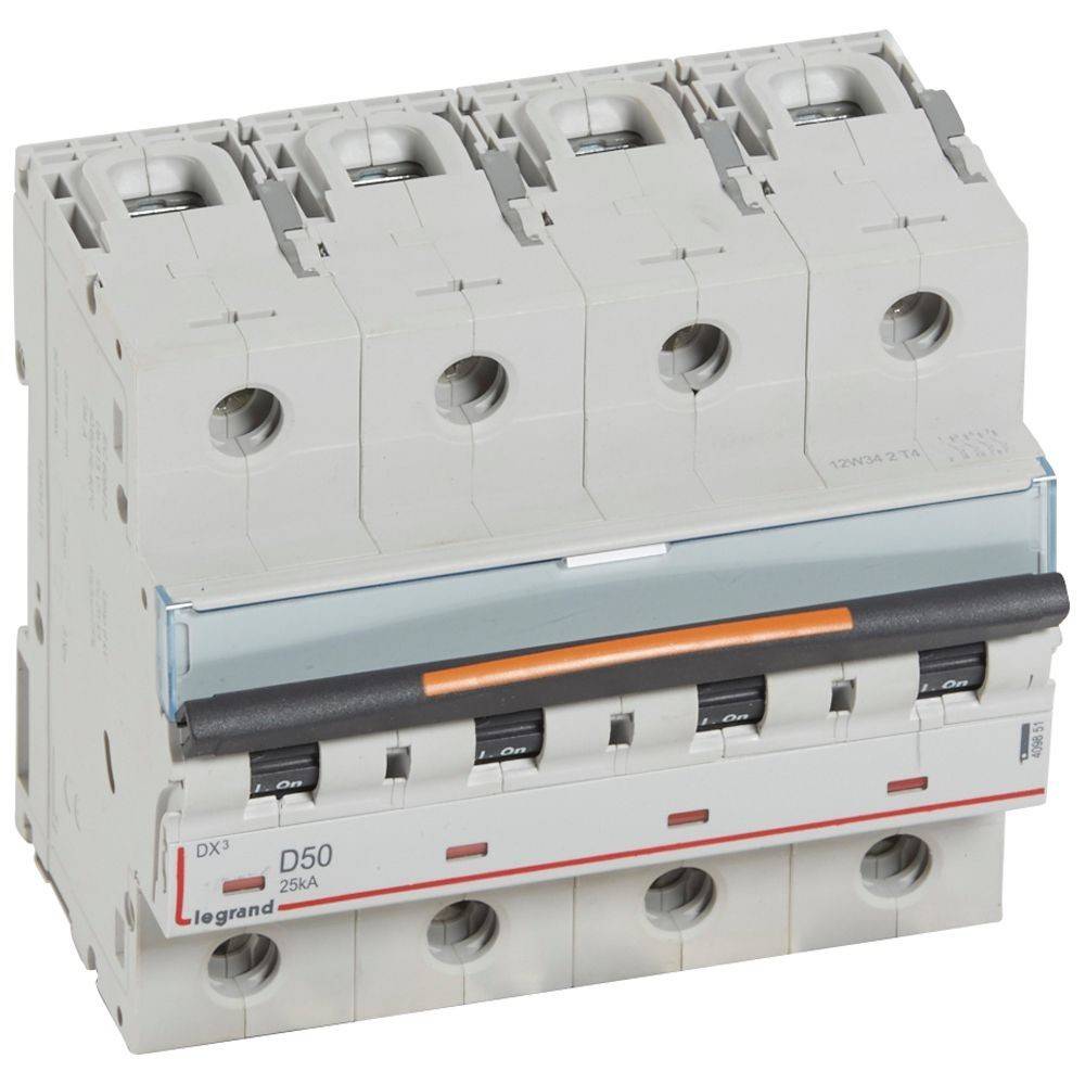 Ein vierpoliger Elektroschaltkreisschalter mit der Bezeichnung 'D50 25A', mit allen Schaltern ausgeschaltet, konstruiert zur Steuerung elektrischer Stromkreise.
