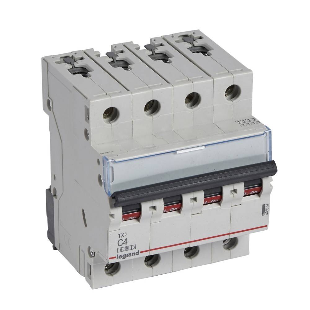 Ein Vierpoliger Leistungsschalter mit der Beschriftung 'C4 Legrand' auf der Frontseite, verwendet zur Steuerung elektrischer Stromkreise und zur Verhinderung von Überlastungen.