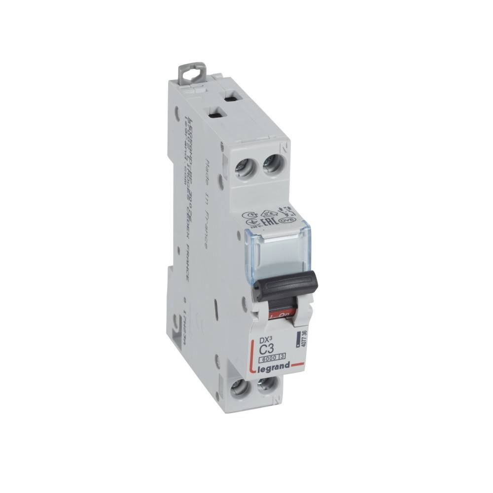 Ein einzelner grauer Sicherungsautomatenkreisschalter mit schwarzem Schalter und transparenter Abdeckung, beschriftet mit 'DX3 C3 Legrand'. Wird zum Schutz elektrischer Stromkreise verwendet.
