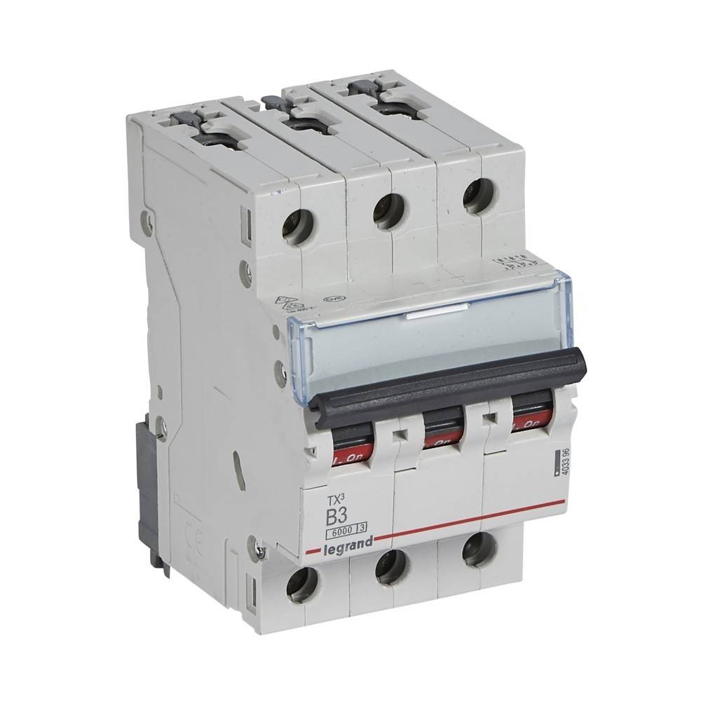 Ein dreipoliger Leistungsschalter mit Ein-/Aus-Schaltern, verwendet zum Schutz elektrischer Stromkreise.